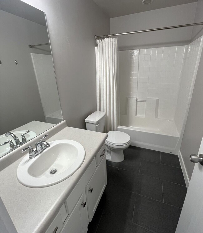 Building Photo - Beautiful 3 Bedroom Townhome in Bluffdale
