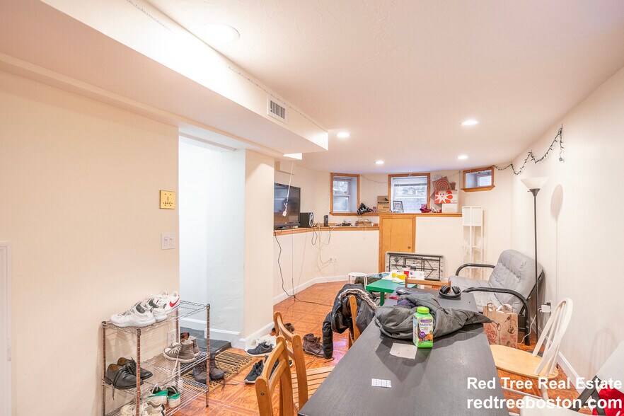 Building Photo - 73 Thatcher St