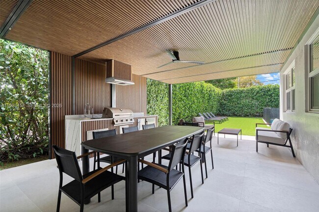 Building Photo - 634 W 47th St