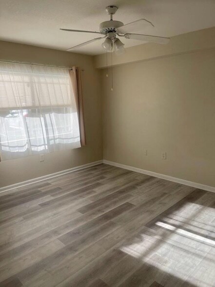 Building Photo - 171 SW Palm Dr