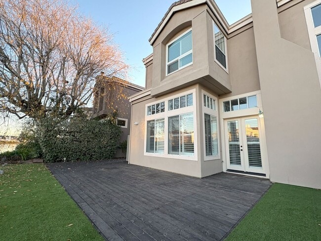 Building Photo - Charming Waterfront Single Family Home in Redwood Shores Available Now!