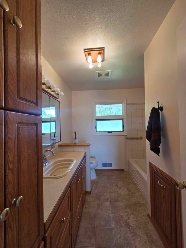 Building Photo - Quiet Rental in Waterville with Garden!