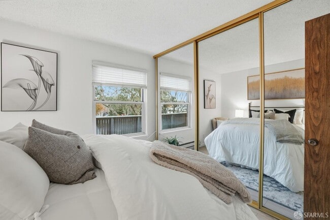 Building Photo - 101 Piccadilly Pl