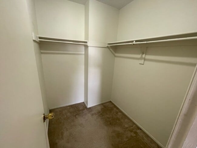 Building Photo - Large 1 bedroom Condo on Second Floor Over...