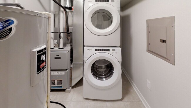 Building Photo - Condo Style Lower 1 Bedroom 1 Bathroom Apartment