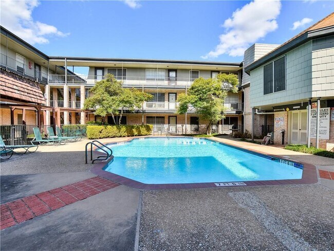 Building Photo - 2425 Ashdale Dr