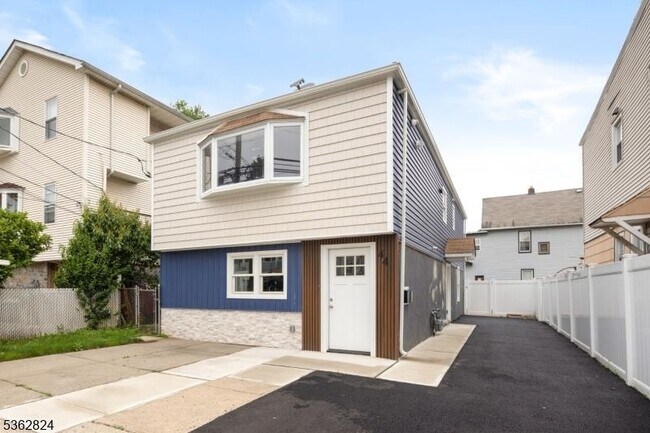 Primary Photo - 44 Linden St
