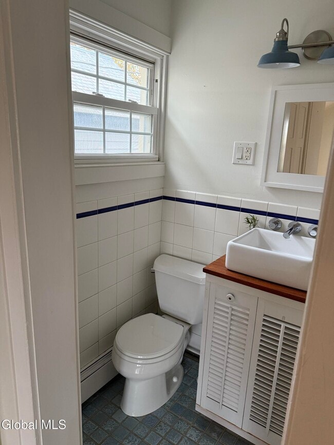 Building Photo - 60 Ash St