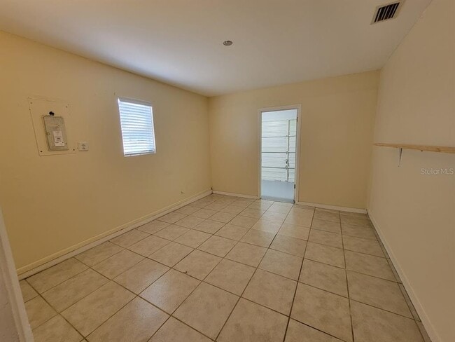 Building Photo - 2466 Lakeshore Cir