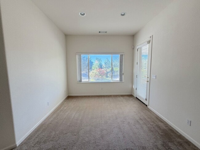 Building Photo - Spanish Springs 5bed/3bath - Move in Speci...