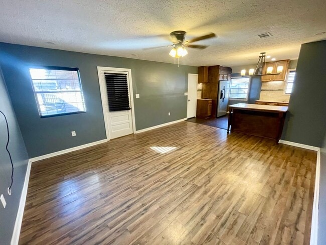 Building Photo - Spacious 4 bed 2 bath home for rent in Pearl!