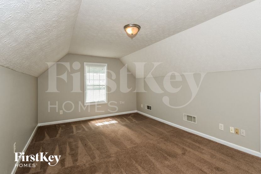 Building Photo - 830 James Ridge Dr