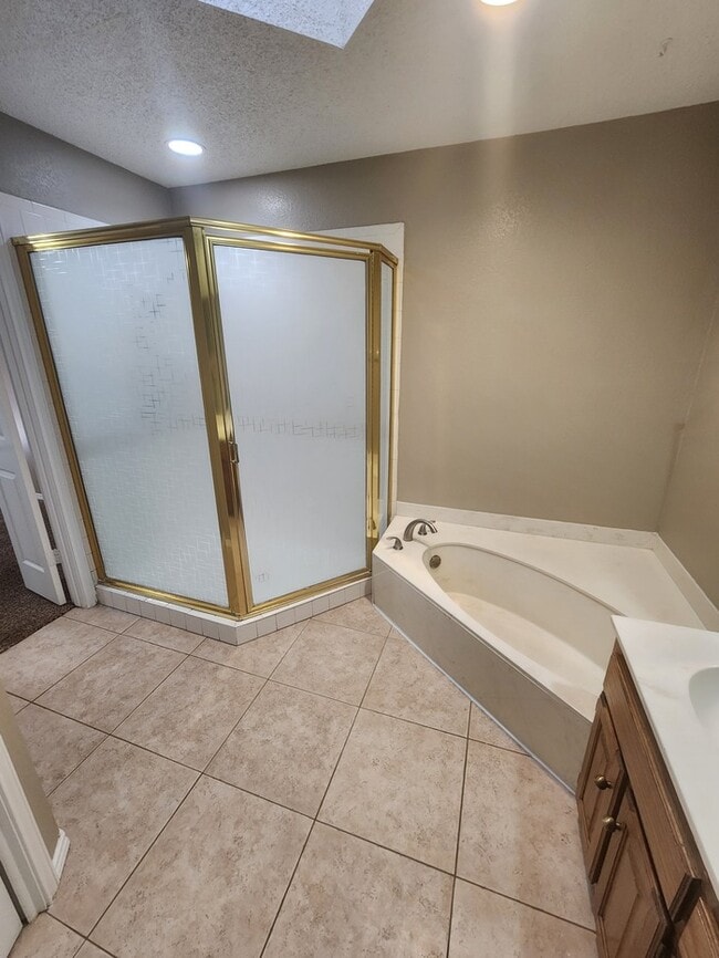 Building Photo - 3 bed 2 bath home, 2 car garage, 2 living areas!