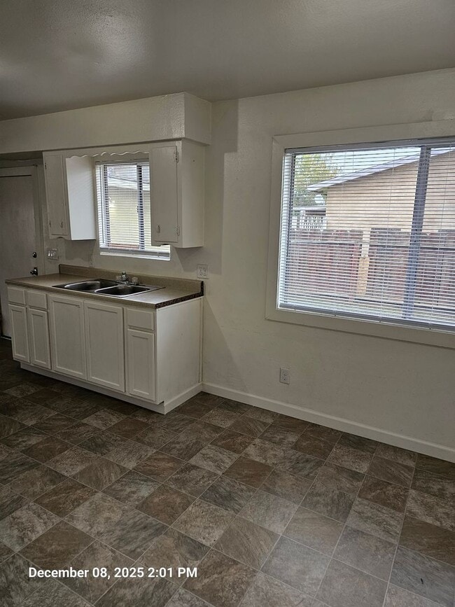 Building Photo - 560 S G St