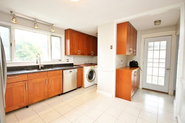 Building Photo - 4 Belmont St