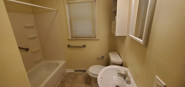 Building Photo - 3 Bedroom 1 Bathroom House