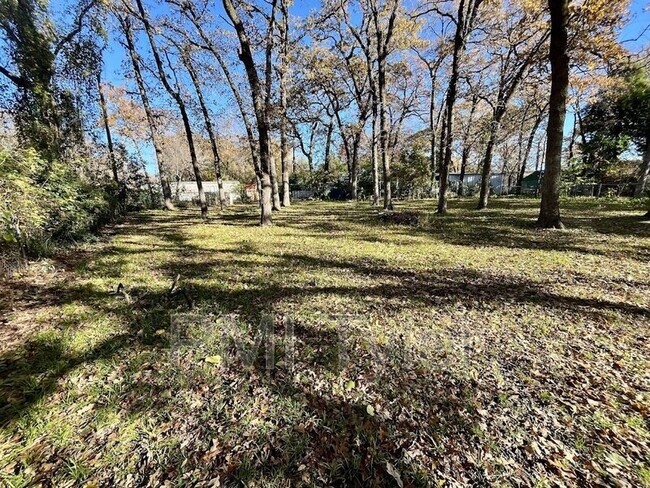 Building Photo - 223 Sunray St