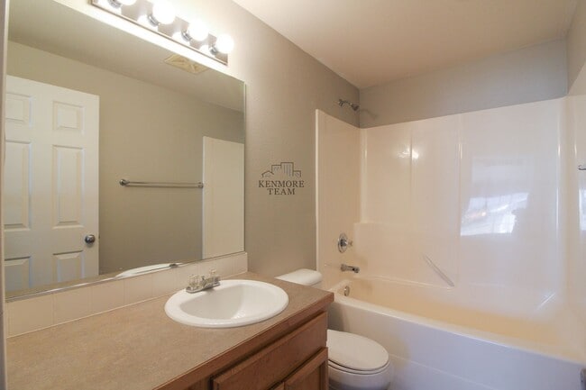 Building Photo - 3 Bedroom, 2.5 Bath Home in West Pasco