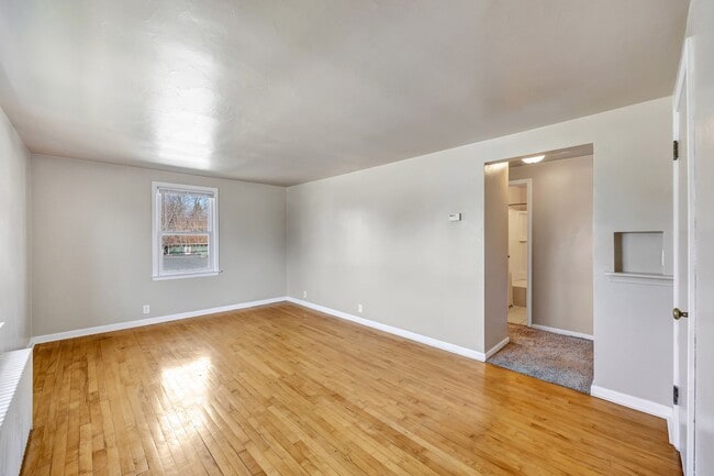 Building Photo - Charming 1-Bedroom Lower Apartment — West Side Green Bay