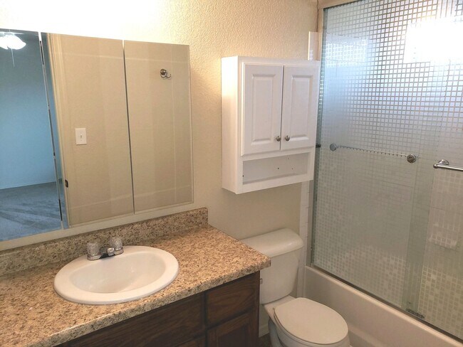 Building Photo - 3 bedroom/2 bath home for Rent
