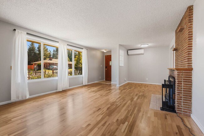 Building Photo - Bright 3-Bedroom Rambler with Hardwood Floors & Garden Space