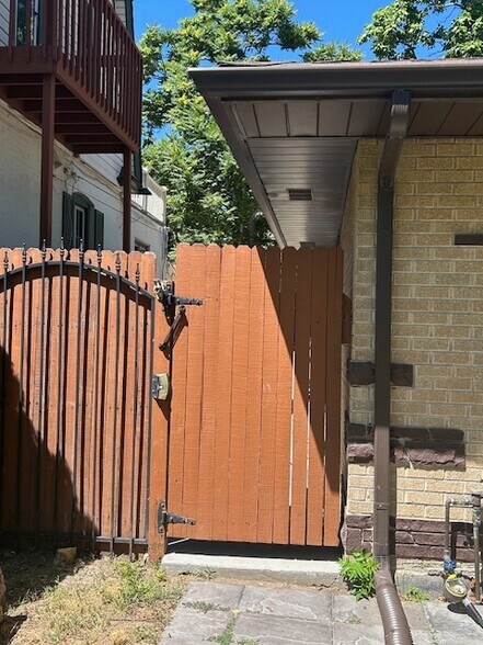 Separate entrance through side gate - 4571 Beach Ct
