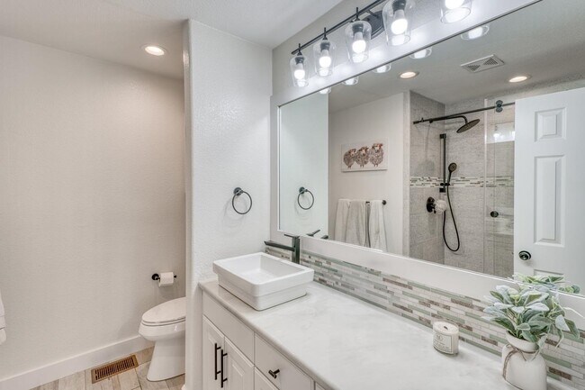 Building Photo - 3305 Close Call