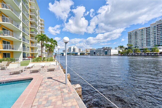 Building Photo - 2900 NE 30th St