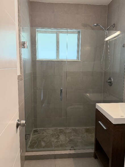 Building Photo - 9005 NE 8th Ave