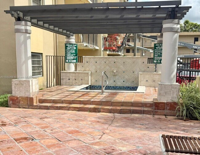 Building Photo - 10405 N Kendall Dr