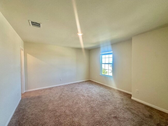 Building Photo - 5 BED 2.5 BATH NEW MANAGEMENT IN JARRELL TX!!!