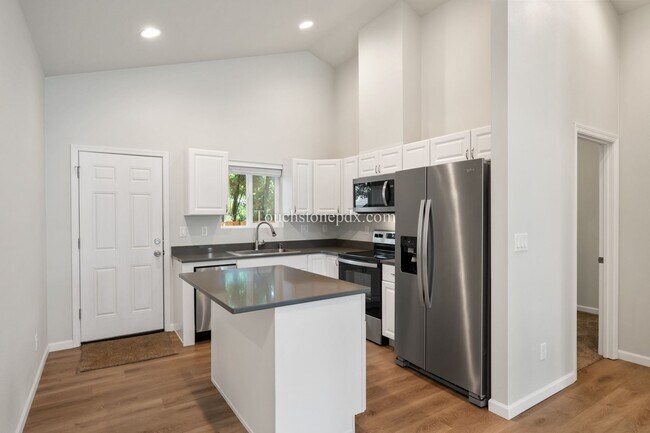 Building Photo - 826 SE 155th Ave