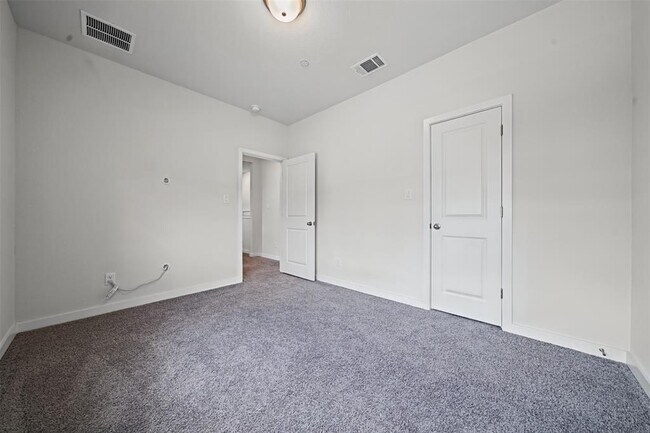Building Photo - 2500 Forest Creek Dr