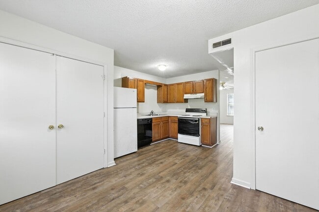 Building Photo - 285 State Line Rd