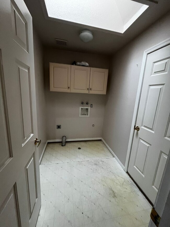 Building Photo - 3 Bedroom - 2 Bath - POOL HOME