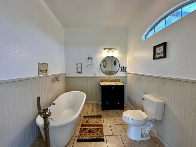 Building Photo - Barndominium in the Country!