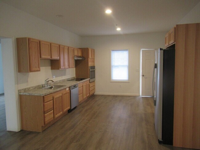 Building Photo - 50 R Maplewood Ave