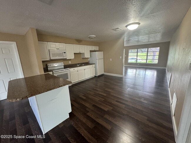 Building Photo - 10 Scott Ln