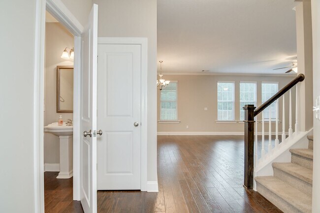 Building Photo - 4 Bedroom 2.5 Bath Canterbury Farms