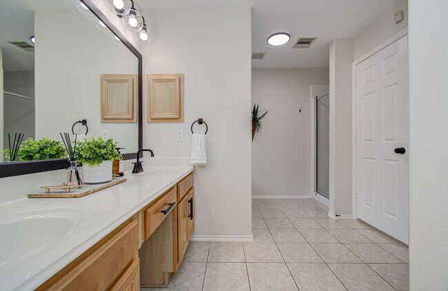 Building Photo - 7211 Crescent Mills Dr