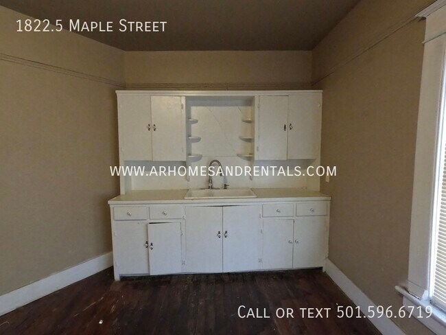Building Photo - 1822.5 Maple St