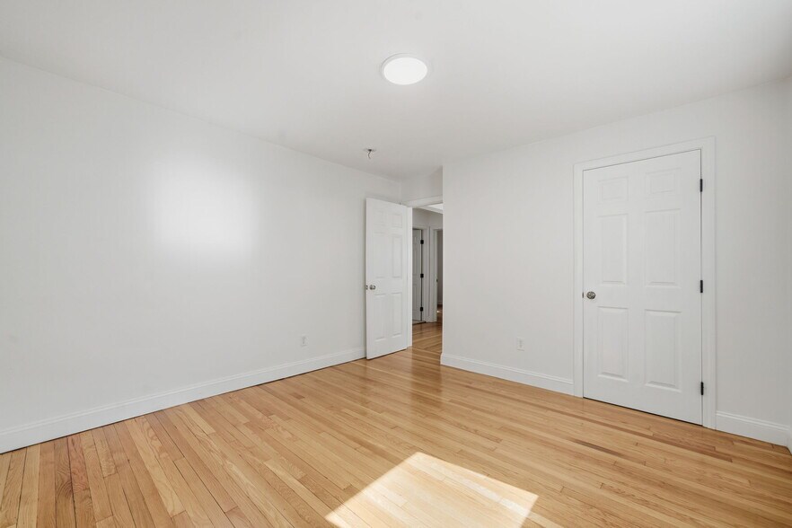 Building Photo - 87 Floral St