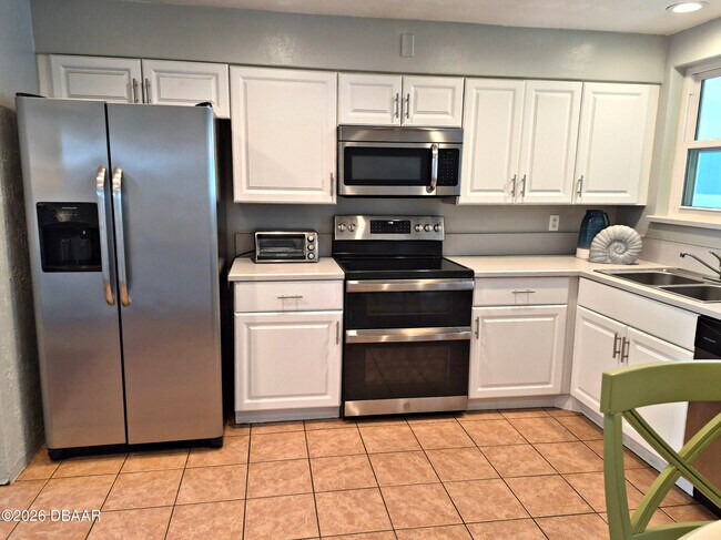 Building Photo - 737 5th St