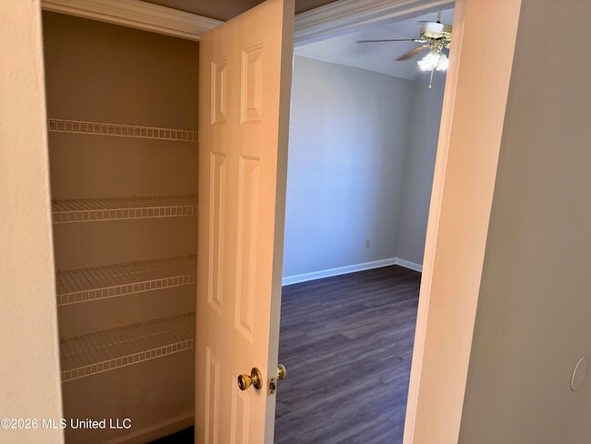 Building Photo - 8170 Clubview Dr