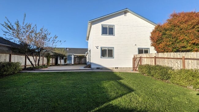 Building Photo - Spacious 3/2 with large yard