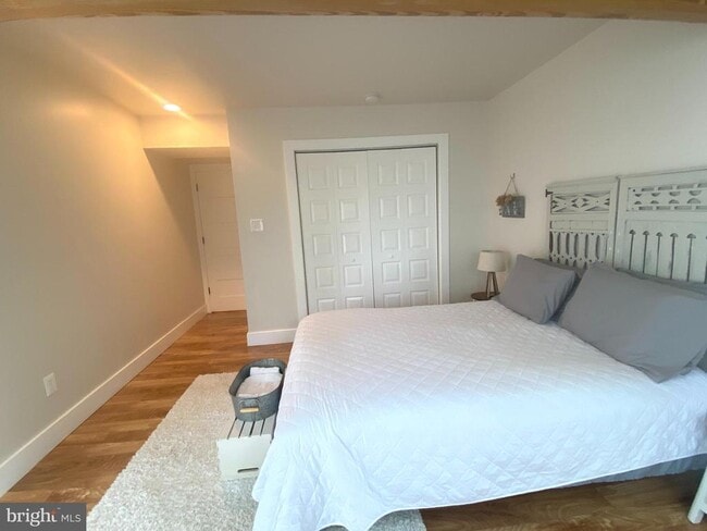 Building Photo - 3550 Bay View Dr