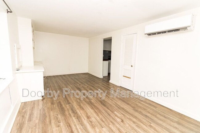 Building Photo - 910 S Crest