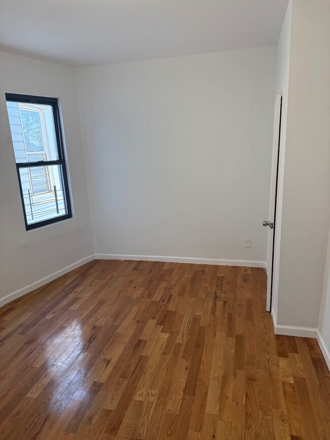 Building Photo - 18xx Bronxdale Ave