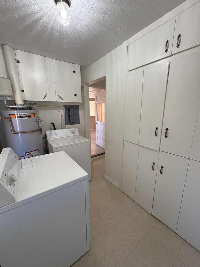 Building Photo - 2425 Mountain Rd NW