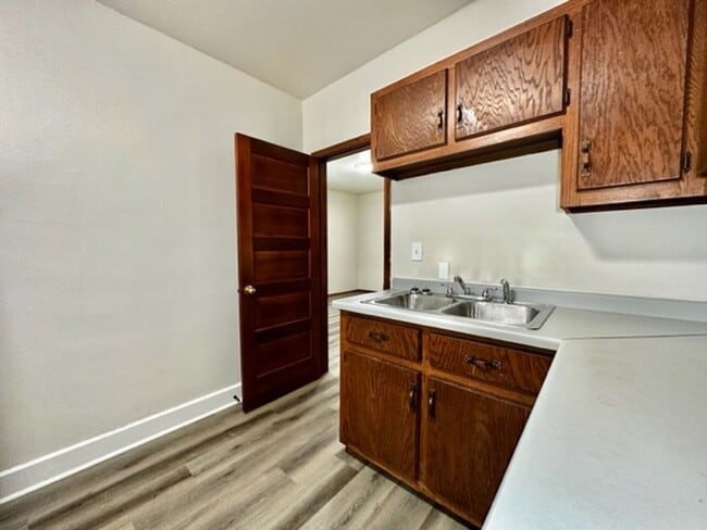 Building Photo - 808 Cherry St